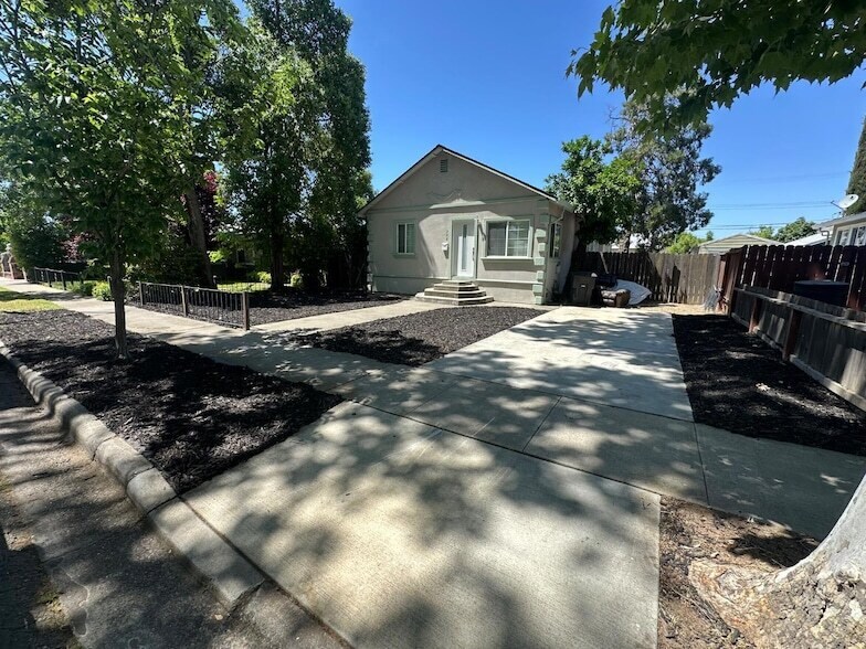 Primary Photo - 210 Clinton Ave