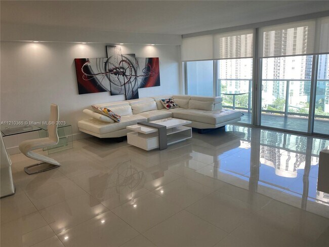 Foto del edificio - 100 Bayview Dr