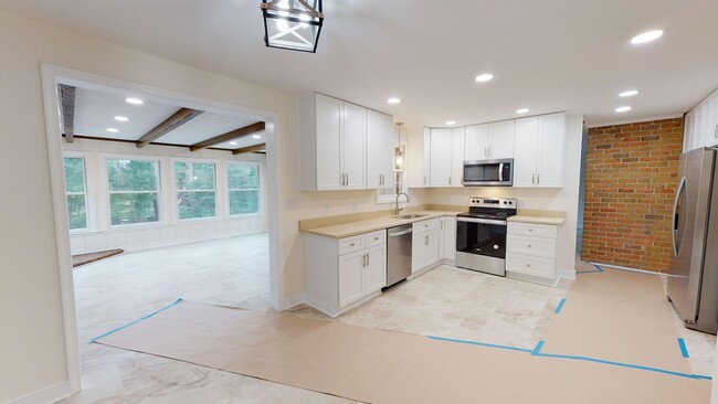 Building Photo - Beautifully renovated Westmoreland home!