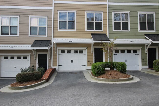 Building Photo - Luxurious Townhome