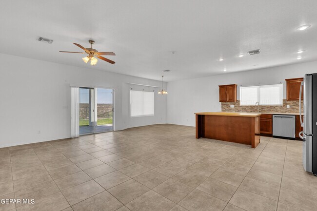 Building Photo - 657 Bariloche Dr