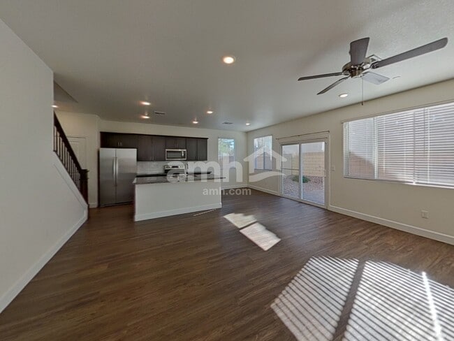 Building Photo - 696 N Water St