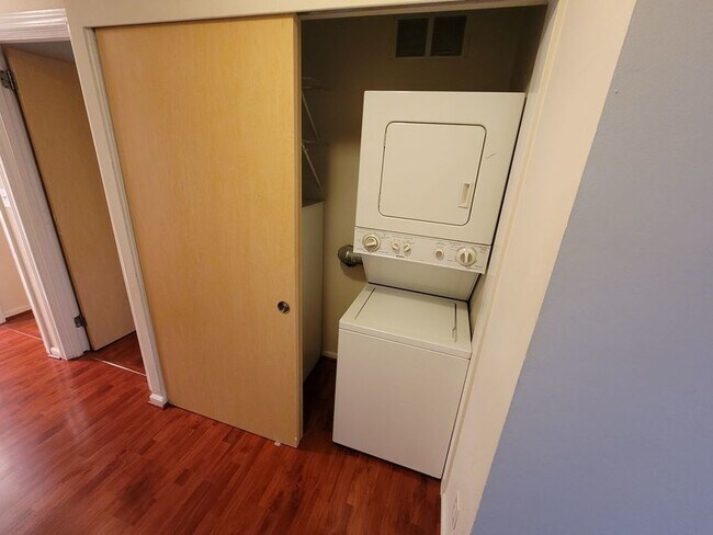 Building Photo - Spacious corner 2 bedroom unit. LOTS of li...