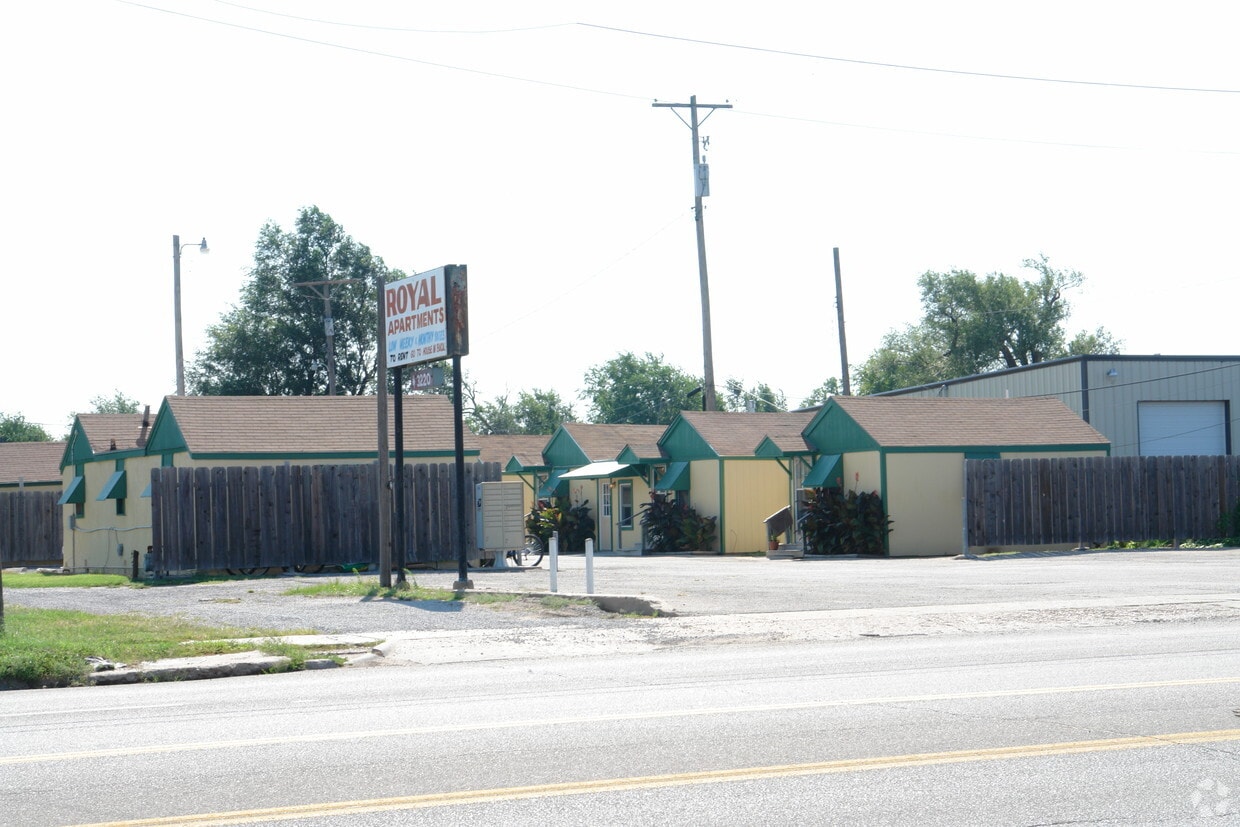 Primary Photo - 3220 S Broadway St