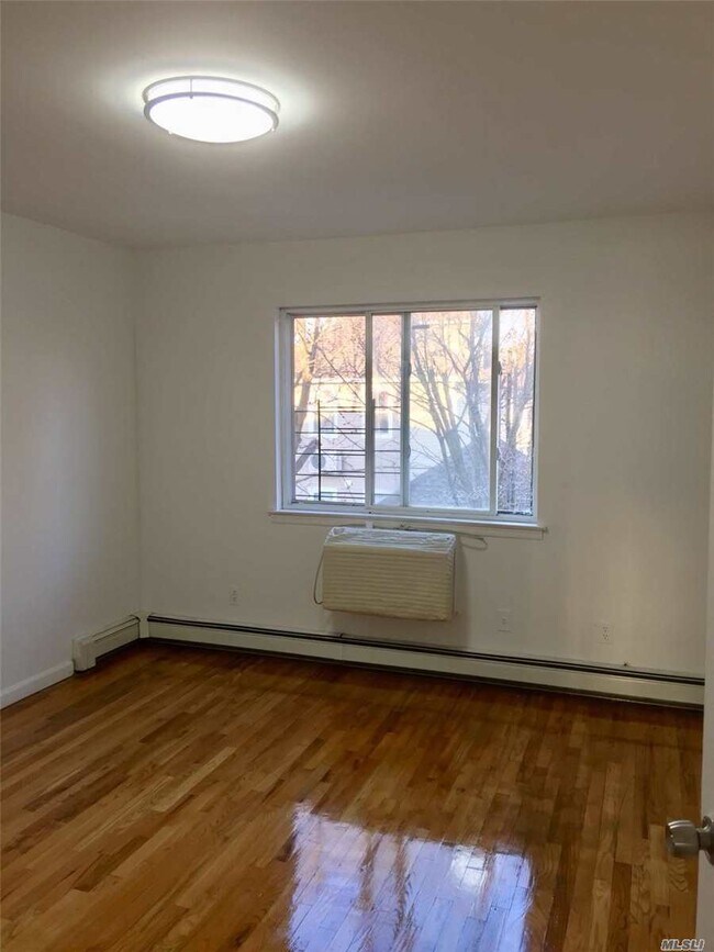 Foto del edificio - 61-45-61160 160th St