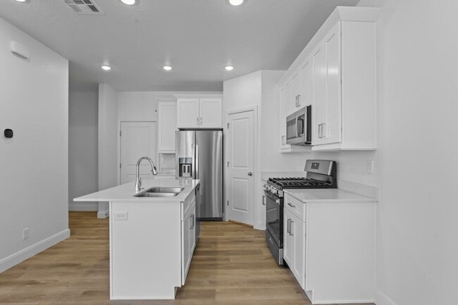 Building Photo - Stunning 3Bed Townhome in Desert Color!