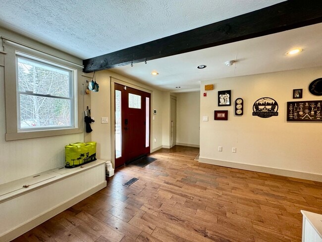 Building Photo - 4 Bed/4 Bath Single Family (Fully Furnishe...