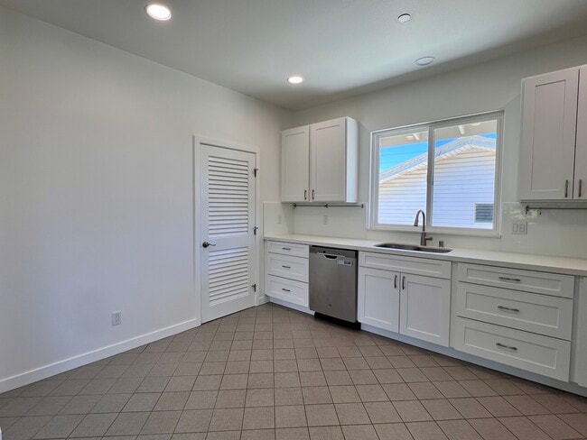 Building Photo - 1739 Lanakila Ave