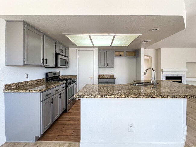 Foto del edificio - 4 bed 3 car garage in Summerlin