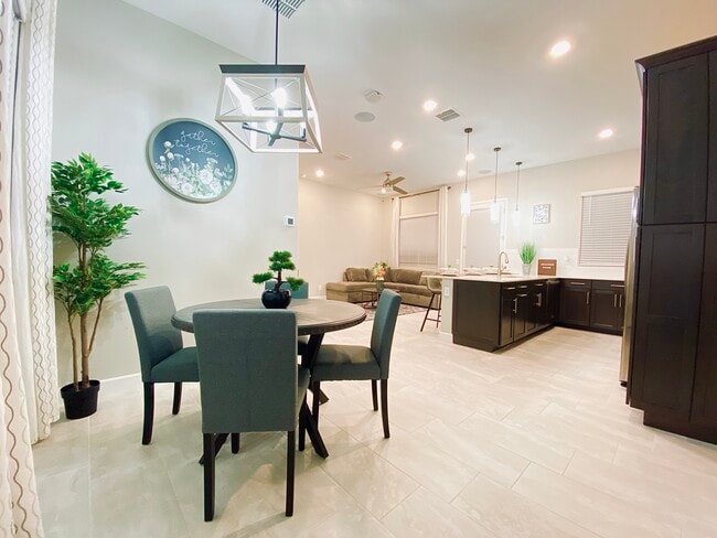 Building Photo - 2506 E Pleasant Ln