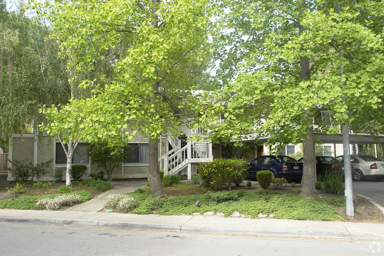 Foto del edificio - 84-98 Laurel Dr