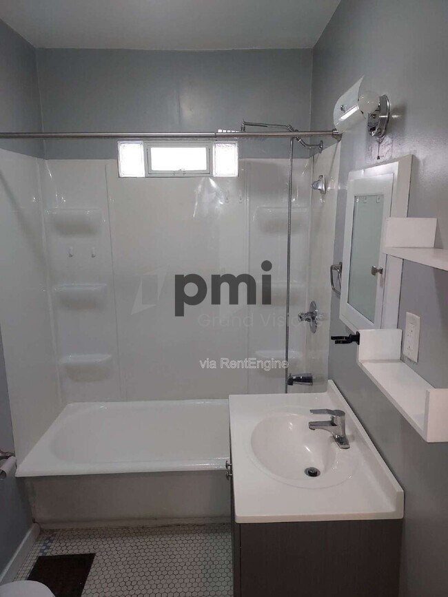 Foto del edificio - 875 W Waggoner St