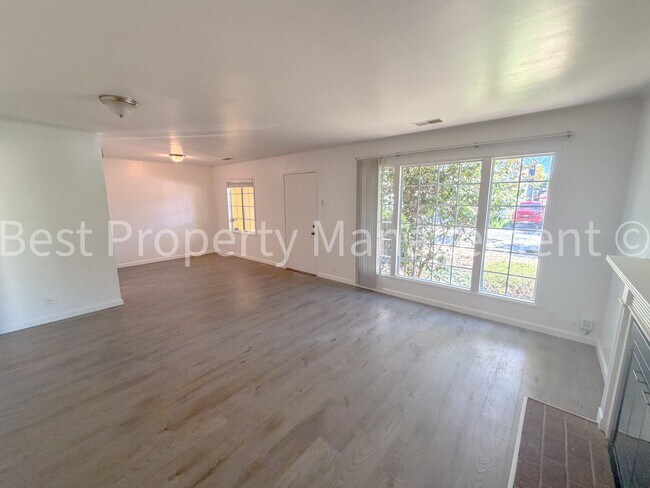 Foto del edificio - 17151 Via Flores