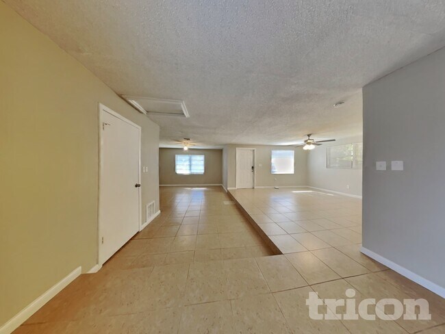 Foto del edificio - 8664 Mockingbird Ln