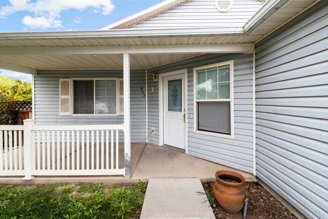 Foto del edificio - Wonderful 3 Bedroom Home with New Flooring and Paint