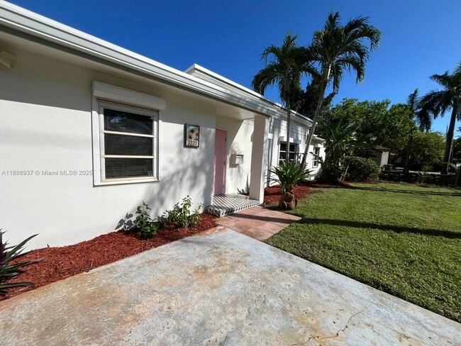 Foto del edificio - 3220 Poinsettia Ave
