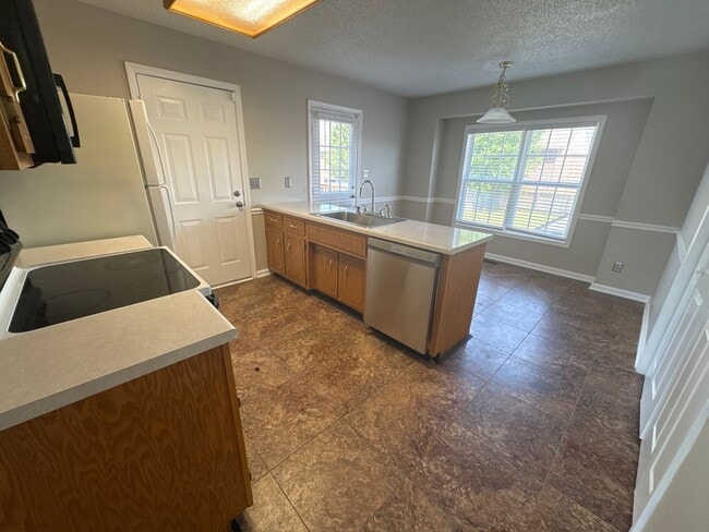 Building Photo - ? $500 Move-In Incentive for Approved Applications with a May Move-In! ?