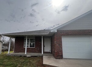 Building Photo - 2500-2502-2502 Hollyhock Dr