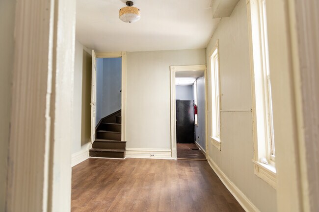 Building Photo - 638 N 6th St