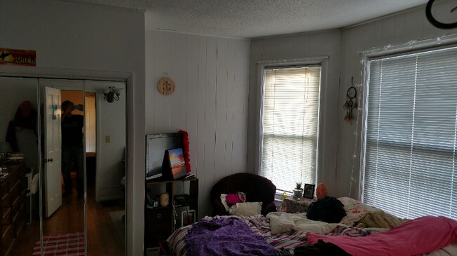 Foto del edificio - 328 W 10th St