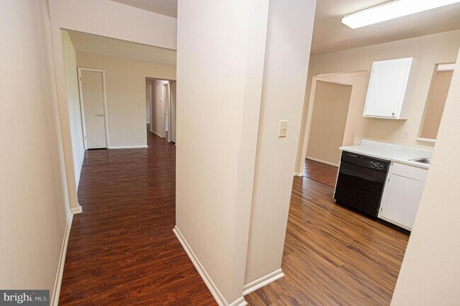 Building Photo - 808 College Ln