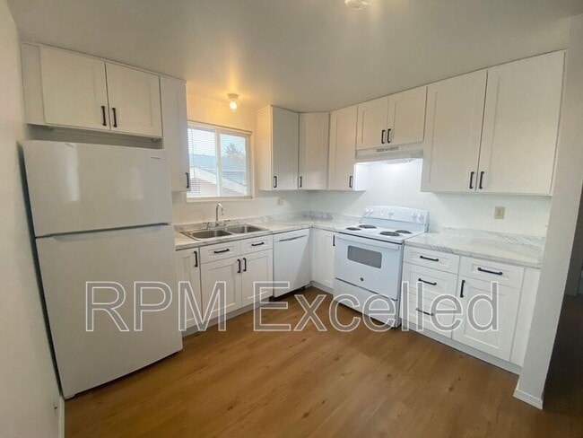 Building Photo - 475 Houser Way S