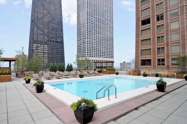 Building Rooftop Pool - 777 N Michigan Ave