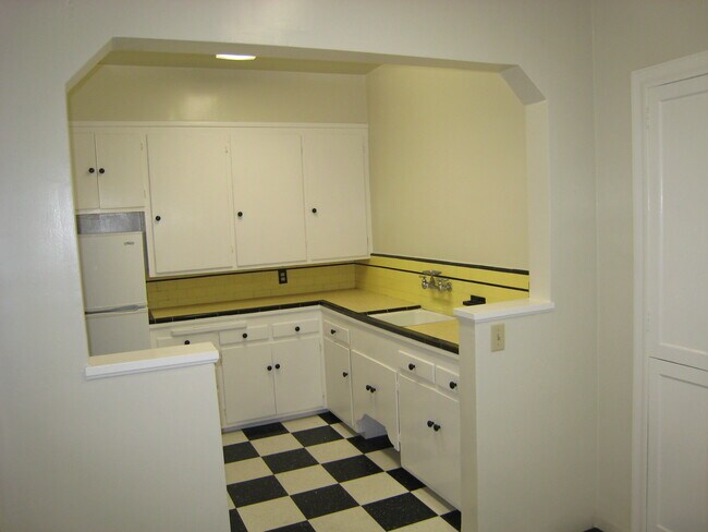 Building Photo - 684 Dutton Ave