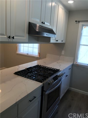 Foto del edificio - 228 W Brookdale Pl