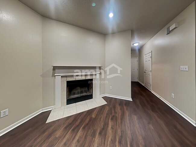 Foto del edificio - 15476 Old Pond Cir