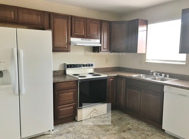 Building Photo - 527 Comanche Village Dr
