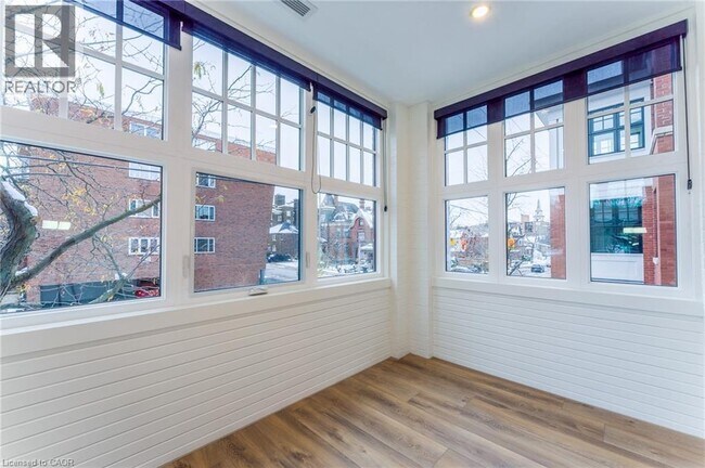 Photo du bâtiment - 100 Charlton Ave W