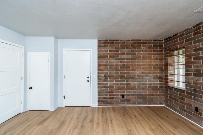 Building Photo - 236 N Fair Oaks Ave