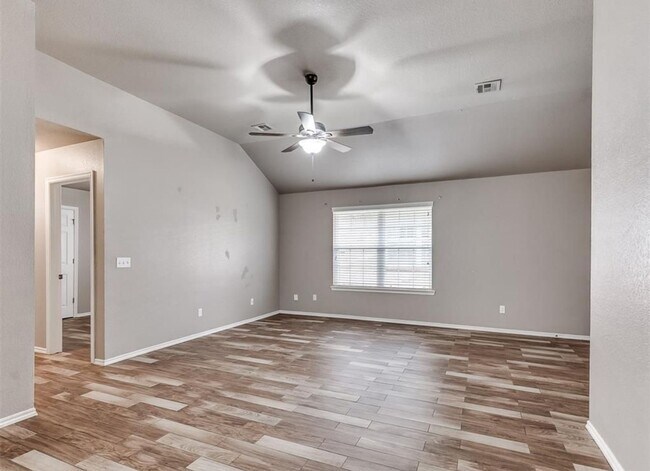 Building Photo - Charming 3 Bedroom Home in Yukon with Modern Updates