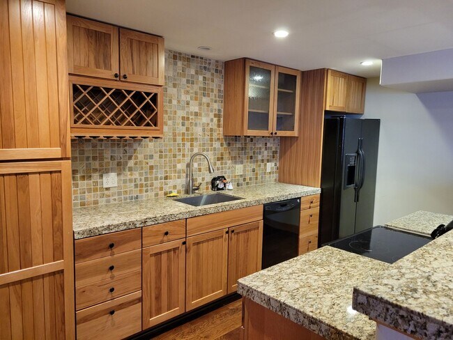 Building Photo - 6 Bedroom, + office, 4 baths with triple a...