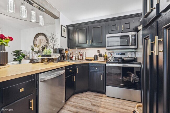 Foto del edificio - 2 br, 2 bath House - 811 Sky Pine Way Apt E1