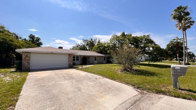 Foto del edificio - $500 off a month of rent!!! Great 3 bedroom,2 bath home in Deltona! (Leasing Admin Fee WAIVED!!!)