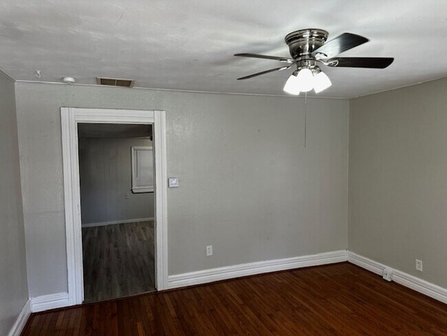 Foto del edificio - Three bed one bath home in central Springfield
