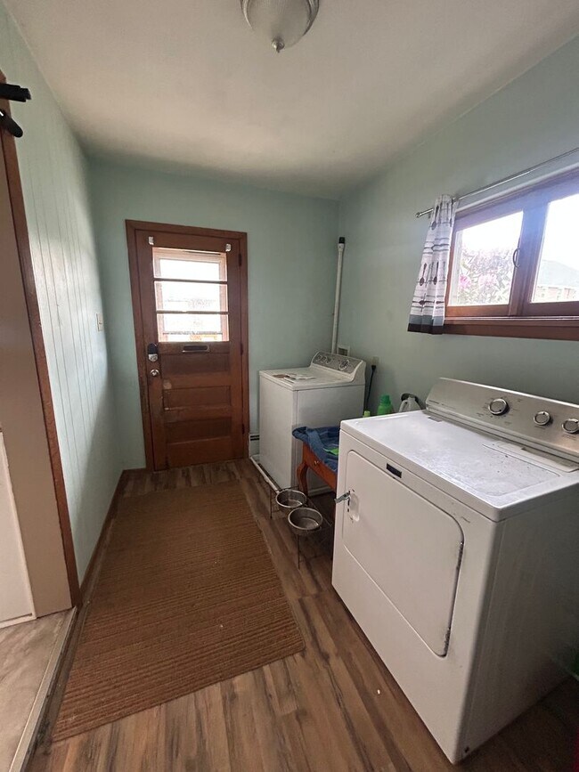 Foto del edificio - Charming Downtown State College Ranch Home Available August 2026