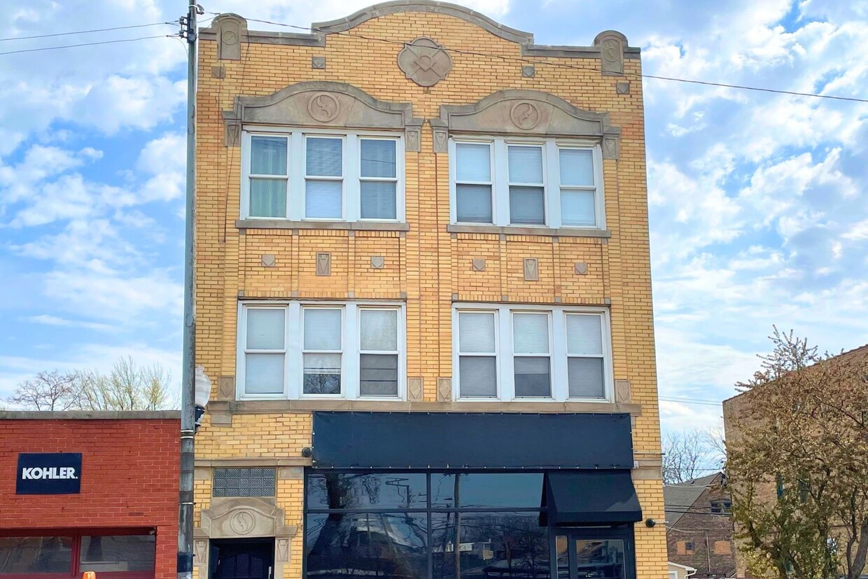 Primary Photo - 4343 W Diversey Ave