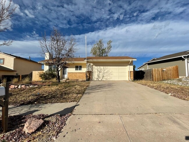 2 Bedroom 1 Bath Rancher in Constitution Hills and Minutes to Peterson AFB - 2 Bedroom 1 Bath Rancher in Constitution Hills and Minutes to Peterson AFB House