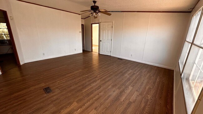 Foto del edificio - 3 bed 2 bath Mobile Home located in the he...