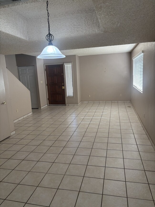 Building Photo - 833 S Avenue A