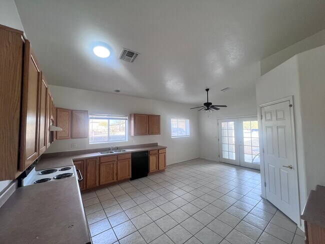 Large Kitchen - 1774 W King Ave