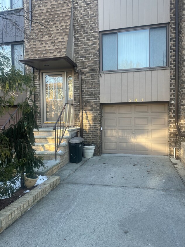 Front entrance - 204 Grasmere Dr
