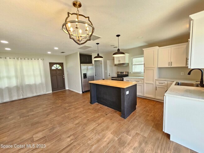 Foto del edificio - 6210 Edison St