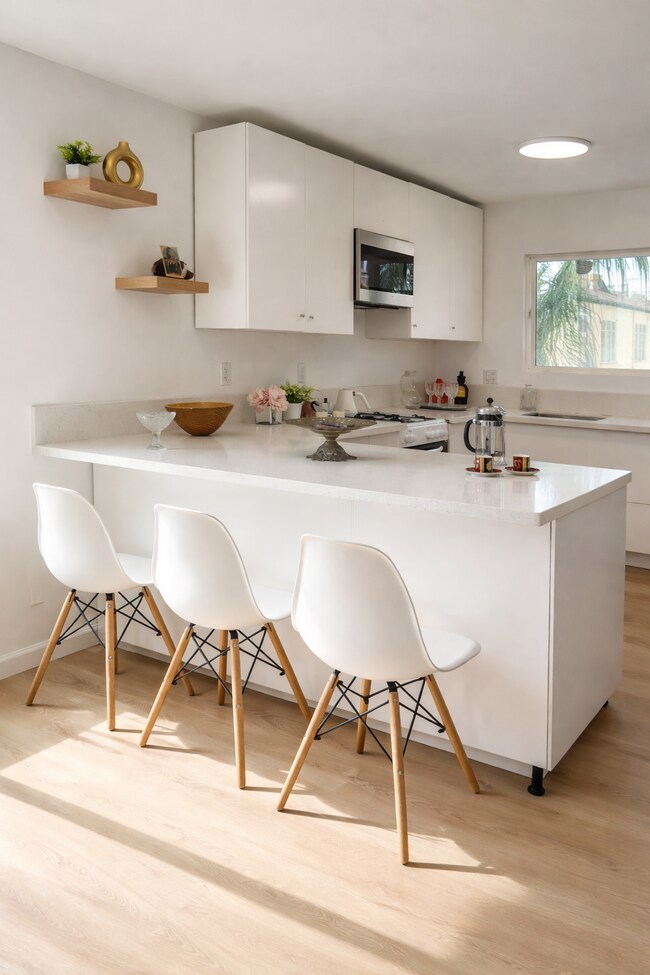 Cocina moderna con diseño abierto - 5860 Hazeltine Ave