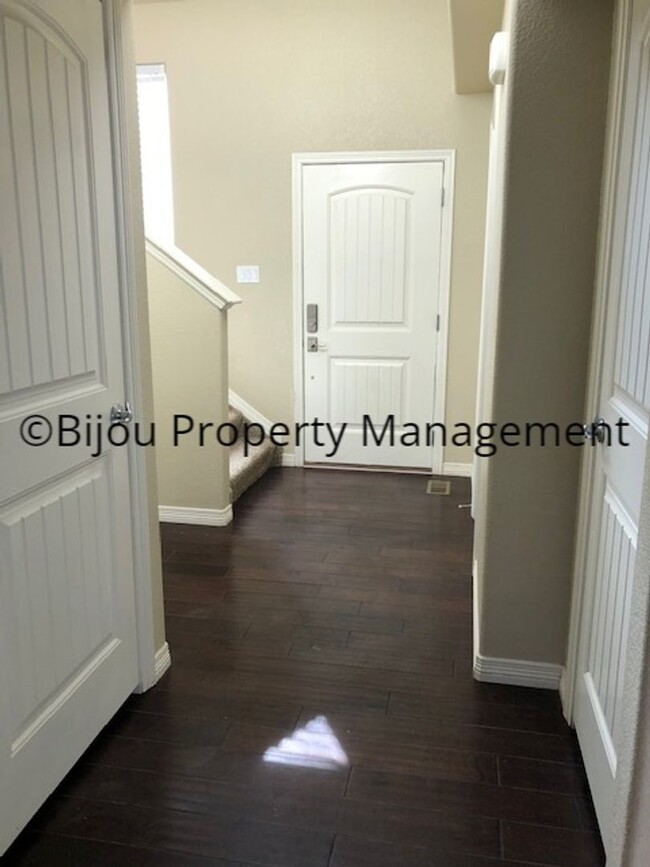 Foto del edificio - Three bedroom, three bath home in Lorson R...