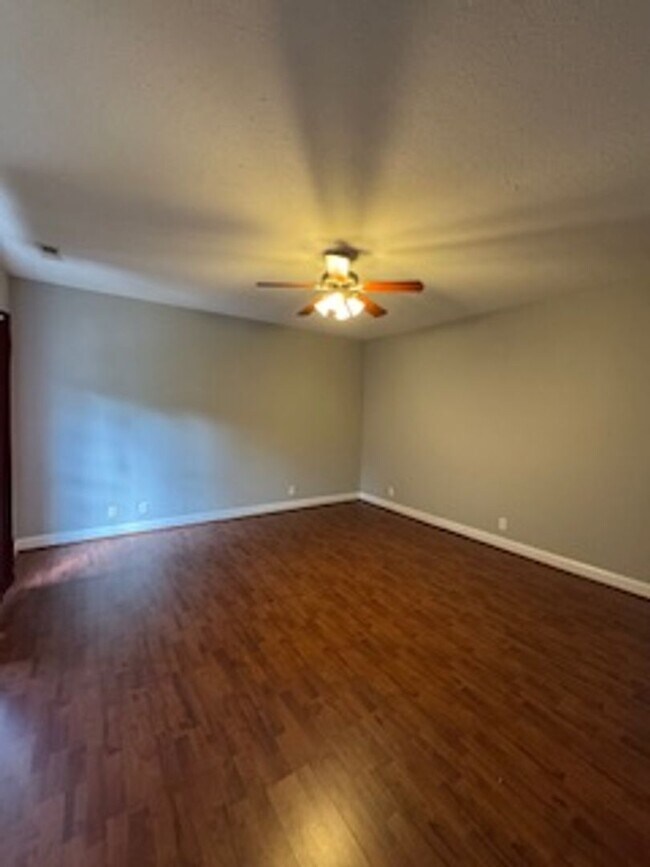 Building Photo - Spacious 3 Bedroom 3.5 Bathroom