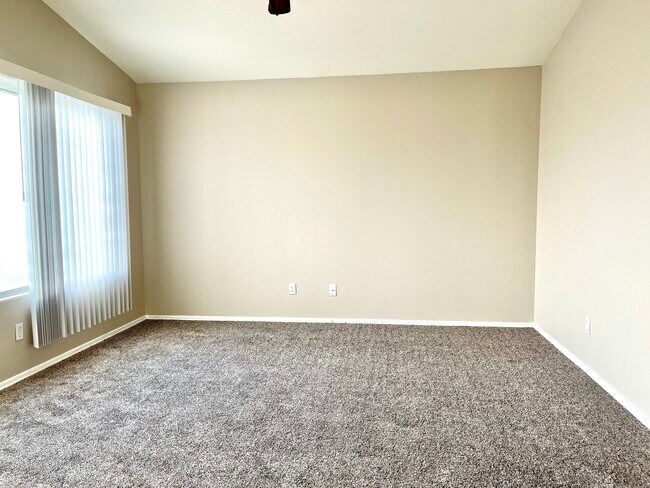LARGE MASTER BEDROOM - 4119 E Coolbrook Ave